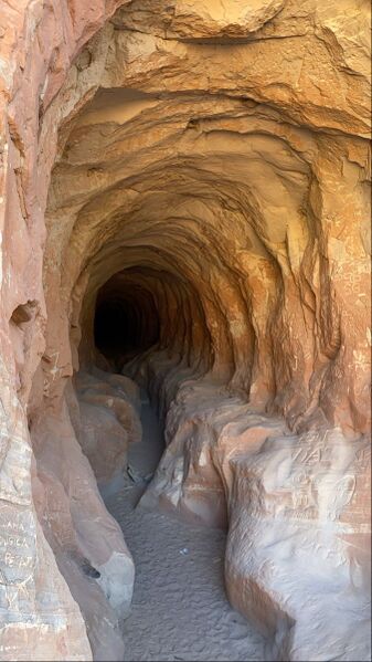 Fichier:Grotte mur rocheux.jpg