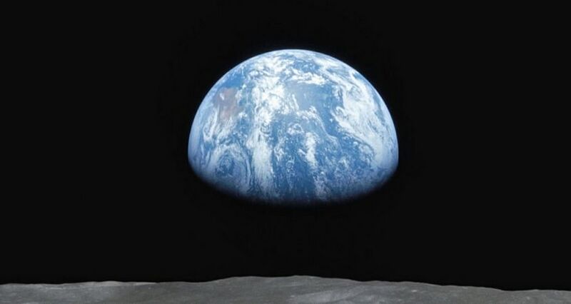 Fichier:Overview-effect demi terre.jpg